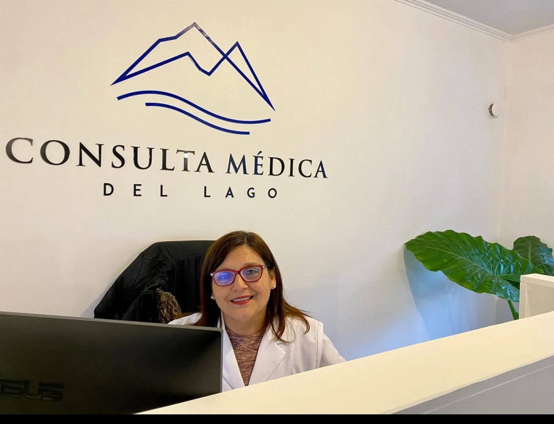 Dina Núñez, secretaria de Consulta Médica del Lago, en la recepción